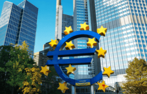 Ya es oficial: La UE cambia las normas y permitirá limitar las prestaciones sociales a los ciudadanos que no cumplan con estas condiciones